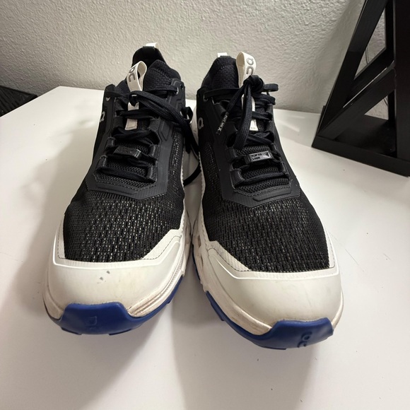 On Running Black and White Athletic Shoes - Picture 3 of 7